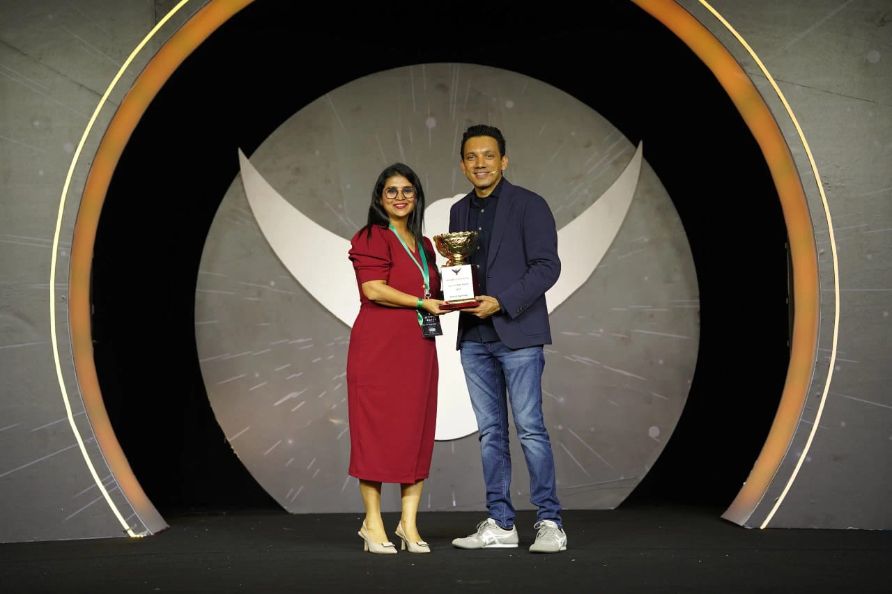 Preeti Agarwal receiving the Hall of Fame Award from Siddharth Rajsekar at FCR 2025